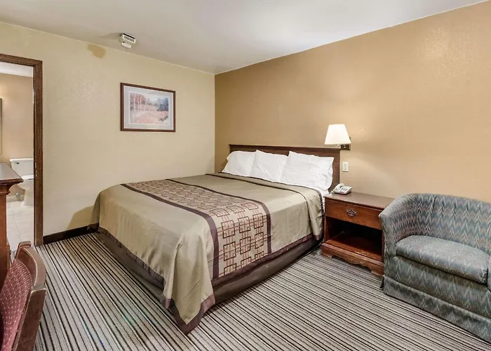 Rodeway West 3*