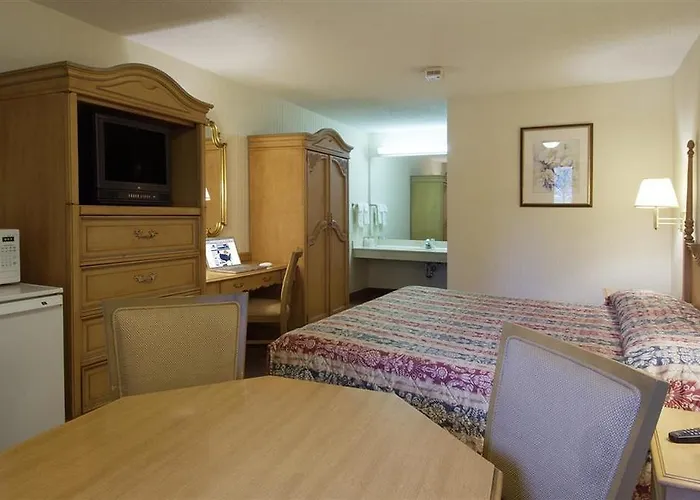 Rodeway West Inn Columbus