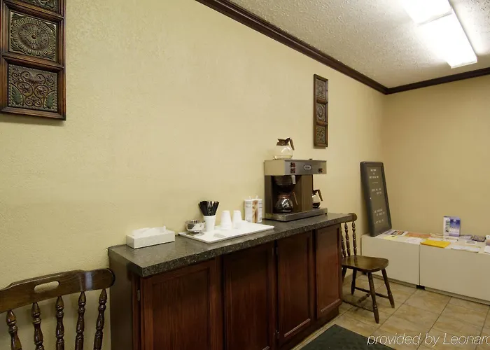Rodeway West Inn 3*