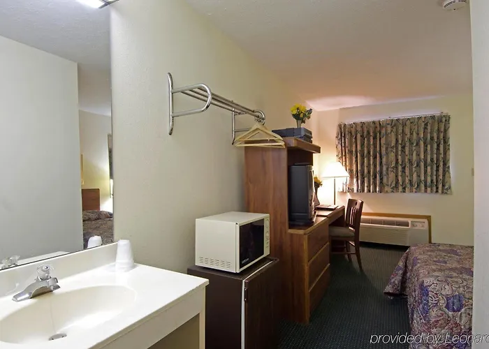 Rodeway West Inn 3*